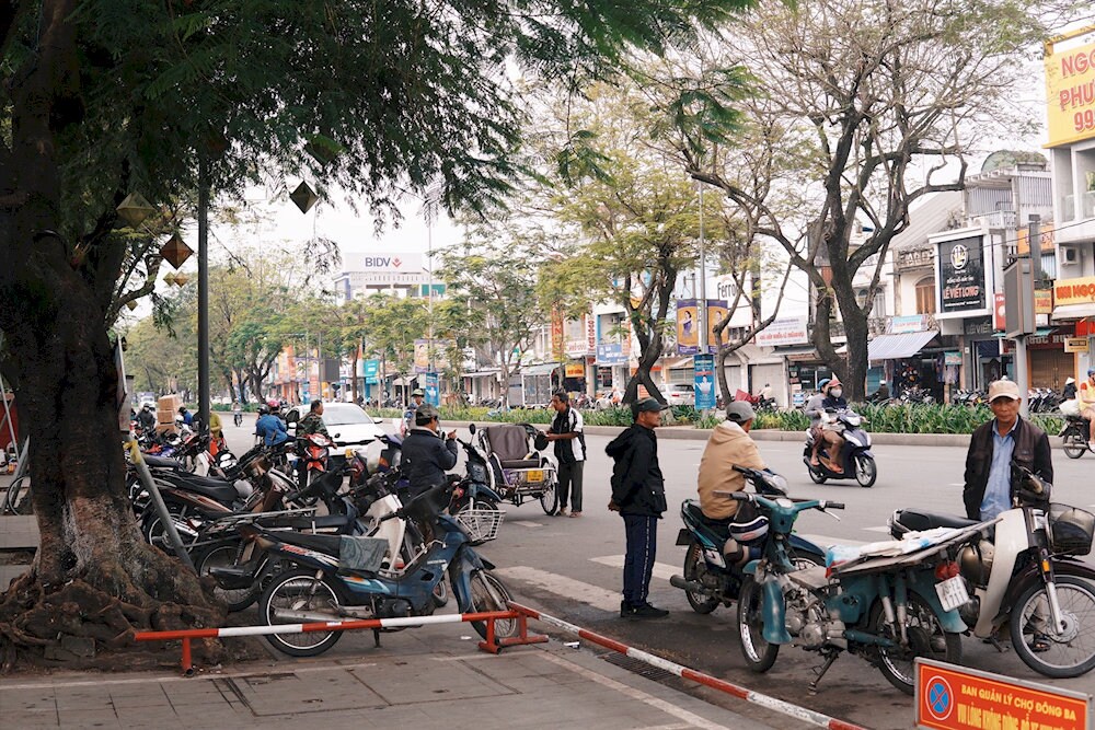 Bạn có thể di chuyển bằng xe máy, xích lô, taxi, hoặc đi bộ đến chợ